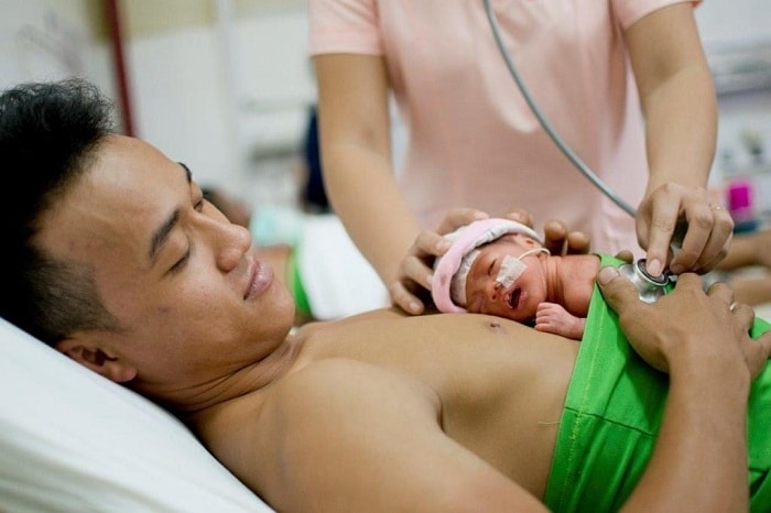 Tình cảm của người cha đang thay thế người mẹ chăm sóc con tại Bệnh viện Phụ sản Nhi Đà Nẵng. Ảnh: Huỳnh Nam Đông. Tình cảm của người cha đang thay thế người mẹ chăm sóc con tại Bệnh viện Phụ sản Nhi Đà Nẵng. Ảnh: Huỳnh Nam Đông.