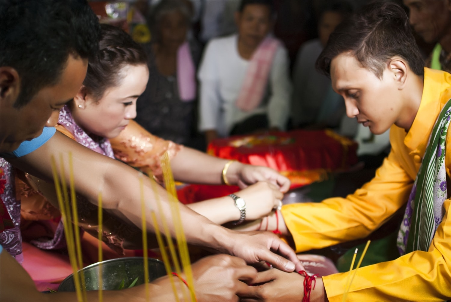 Chú rể Ya Ra thực hành nghi lễ tạ ơn cha, mẹ trước khi cử hành Chú rể Ya Ra thực hành nghi lễ tạ ơn cha, mẹ trước khi cử hành
