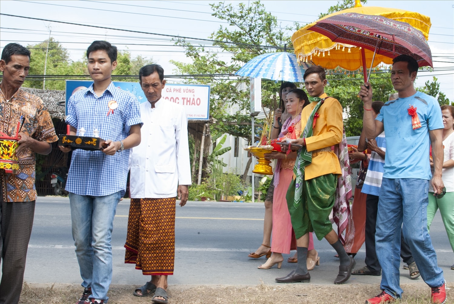 Nhà trai cử hành nghi lễ rước trái cây đến nhà gái Nhà trai cử hành nghi lễ rước trái cây đến nhà gái