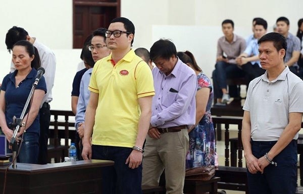 Các bị cáo bị xét xử về tội thao túng thị trường chứng khoán