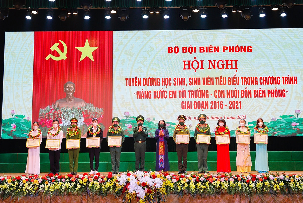 Hội nghị Tuyên dương học sinh, sinh viên tiêu biểu trong Chương trình “Nâng bước em tới trường - Con nuôi Đồn Biên phòng” giai đoạn 2016 - 2021 