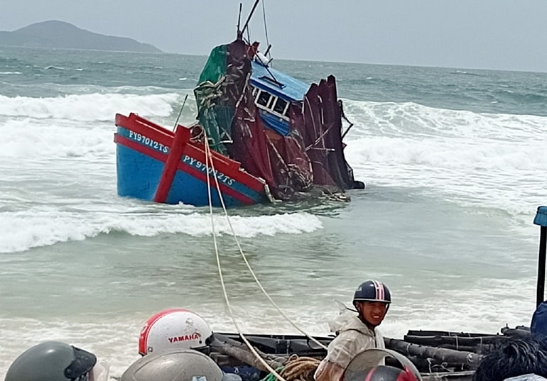 Tàu cá có công suất 90CV của ngư dân Lê Tiến ở thôn Phú Lương, xã An Ninh Đông (huyện Tuy An) bị chìm (Ảnh: BPY)