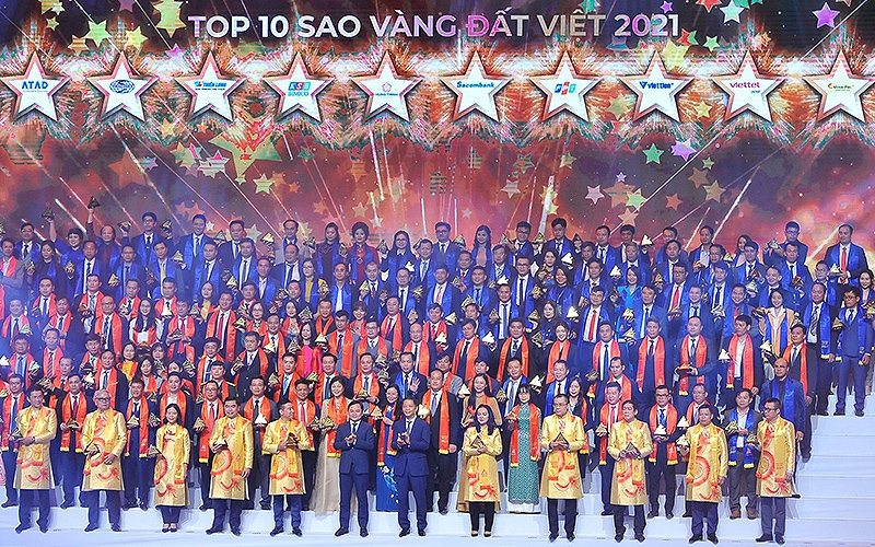 Lãnh đạo Đảng, Nhà nước cùng 200 “Sao Vàng đất Việt” năm 2021 tại buổi lễ. Lãnh đạo Đảng, Nhà nước cùng 200 “Sao Vàng đất Việt” năm 2021 tại buổi lễ.