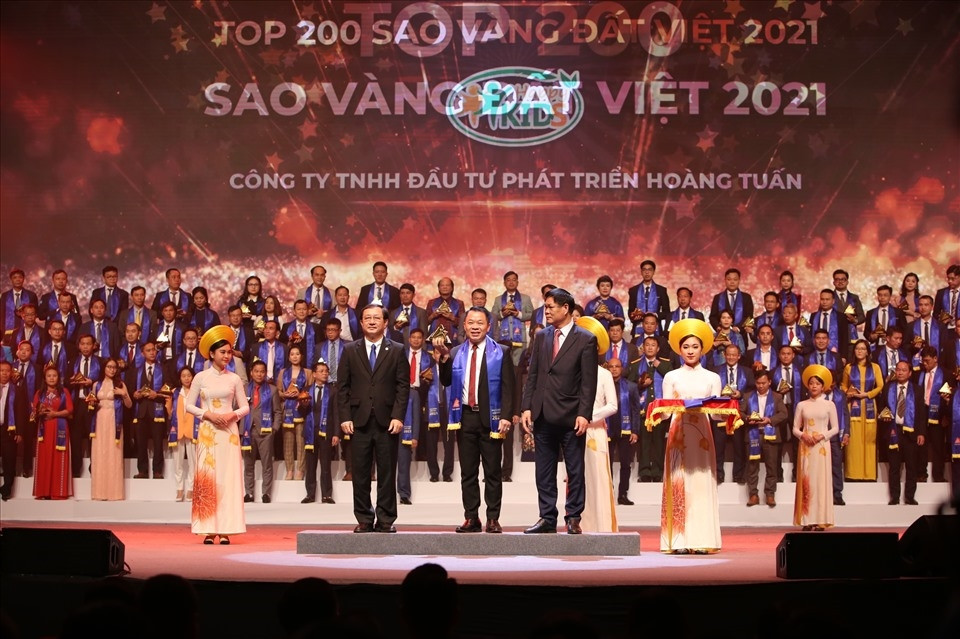 Vinh danh tốp 100 Sao vàng đất Việt 2021. Vinh danh tốp 100 Sao vàng đất Việt 2021.