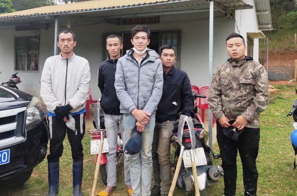 Các đối tượng phá rừng trái phép bị bắt giữ Các đối tượng phá rừng trái phép bị bắt giữ