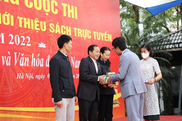 Ban tổ chức cuộc thi tặng sách cho thư viện các tỉnh tại lễ phát động. (Ảnh: Thanh Tùng/TTXVN)