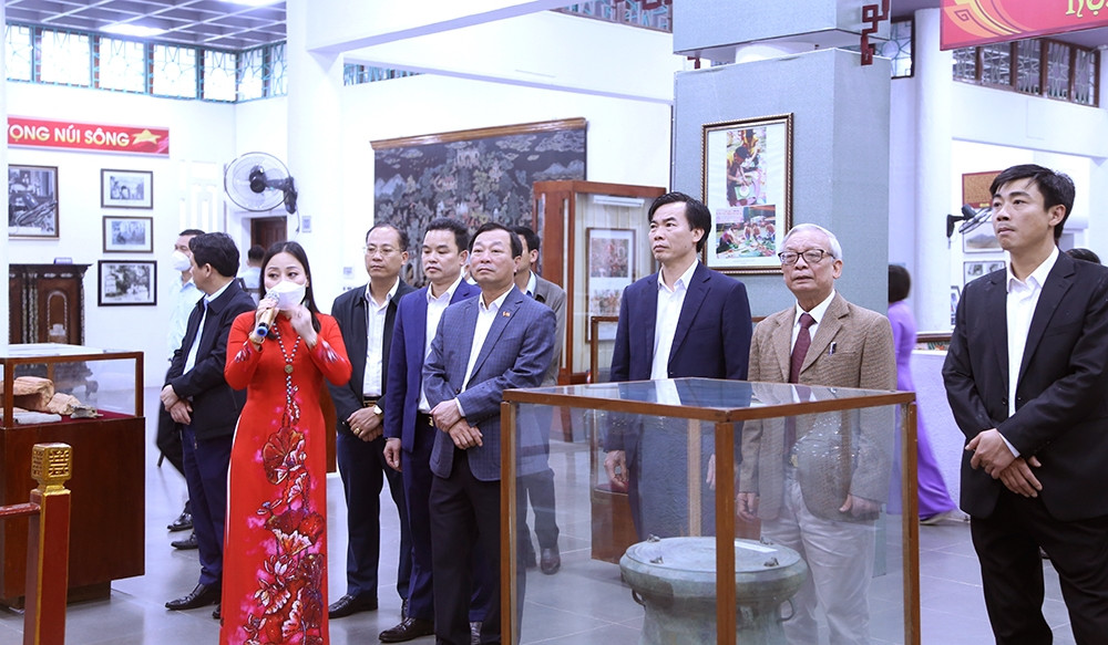 Các đại biểu tham quan hiện vật, tư liệu về Tín ngưỡng thờ cúng Hùng Vương.