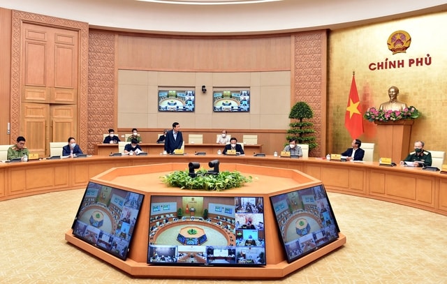 Phó Thủ tướng Lê Văn Thành nghe Tổng cục trưởng Tổng cục Phòng chống thiên tai Trần Quang Hoài báo cáo tình hình thời tiết, biện pháp ứng phó. (Ảnh VGP/Đức Tuân)