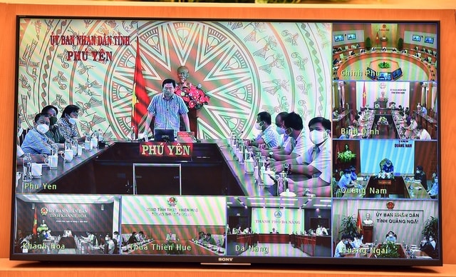 Lãnh đạo tỉnh Phú Yên phát biểu tại đầu cầu truyền hình trực tuyến. (Ảnh VGP/Đức Tuân)