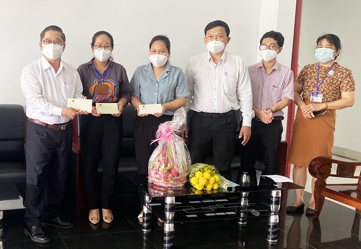Nhân lễ Sendolta 2021, ông Trần Việt Trường (đầu tiên từ trái qua) đến thăm và tặng quà động viên cán bộ ngành Y là người dân tộc Khmer, tại Bệnh viện Dã chiến số 1. (Ảnh tư liệu) Nhân lễ Sendolta 2021, ông Trần Việt Trường (đầu tiên từ trái qua) đến thăm và tặng quà động viên cán bộ ngành Y là người dân tộc Khmer, tại Bệnh viện Dã chiến số 1. (Ảnh tư liệu)