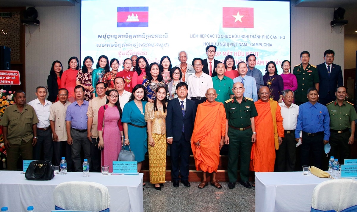 Các đại biểu cùng chụp ảnh lưu niệm