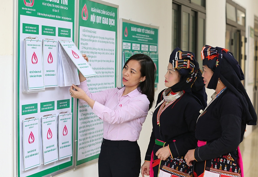 Cán bộ Ngân hàng hướng dẫn người dân thủ tục để được hưởng chính sách