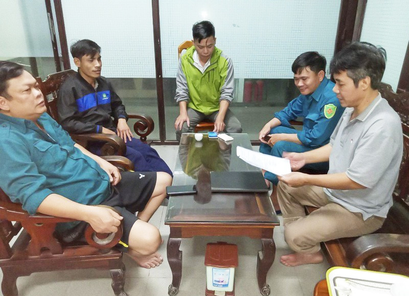 Chính quyền xã Hải Lâm họp khẩn trong đêm 1/4 để bàn về các phương án phòng chống lũ Chính quyền xã Hải Lâm họp khẩn trong đêm 1/4 để bàn về các phương án phòng chống lũ