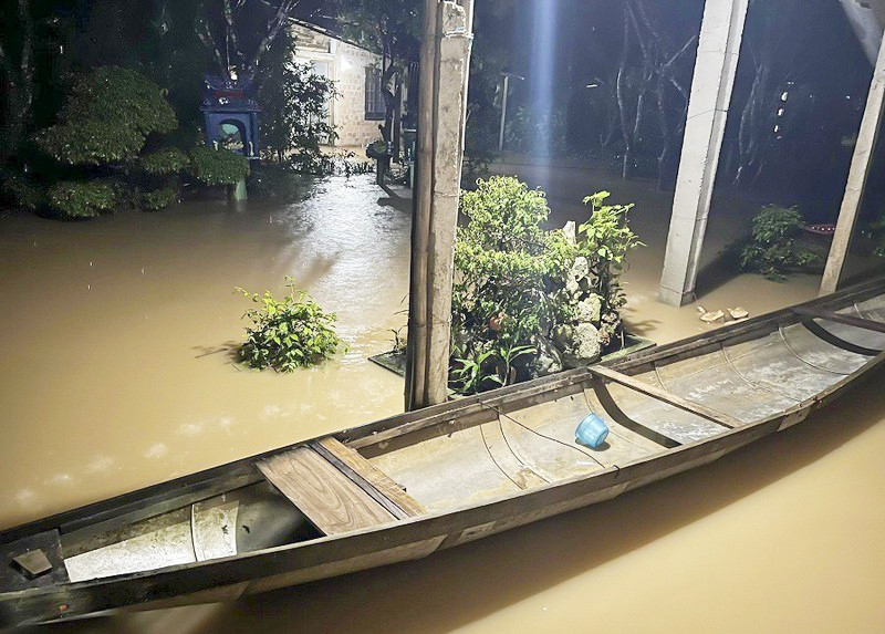 Người dân xã Hải Lâm phải đưa thuyền xuống để làm phương tiện di chuyển người, vận chuyển tài sản đến nơi an toàn Người dân xã Hải Lâm phải đưa thuyền xuống để làm phương tiện di chuyển người, vận chuyển tài sản đến nơi an toàn
