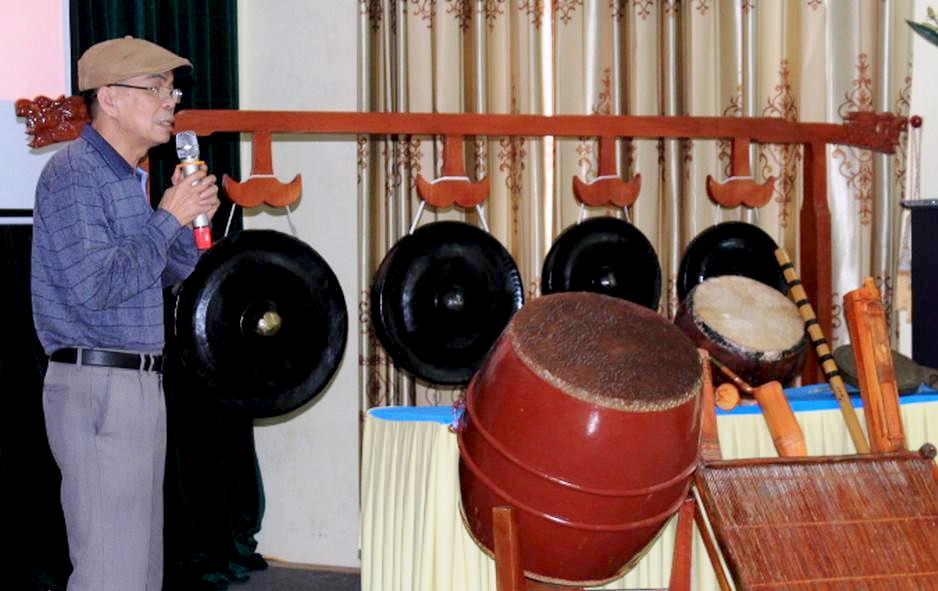 Nghệ nhân Trương Thanh Hải giới thiệu các nhạc cụ đồng bào Thổ