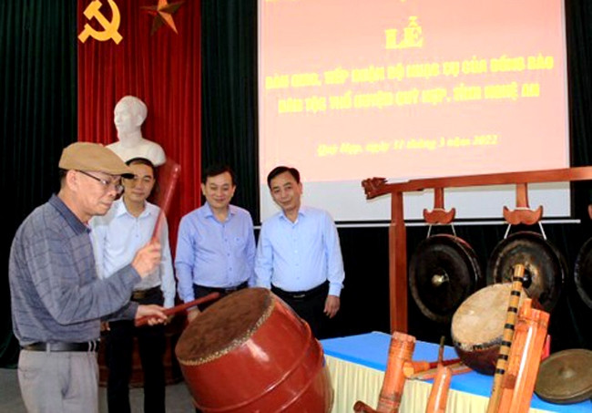 Nghệ nhân Trương Thanh Hải biểu diễn một trong số các nhạc cụ đồng bào Thổ