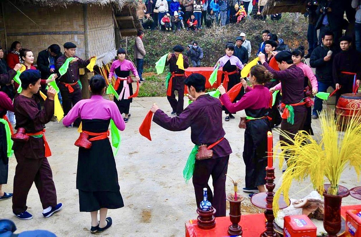 Đồng bào Cao Lan múa chim gâu trong Lễ hội Cầu mùa