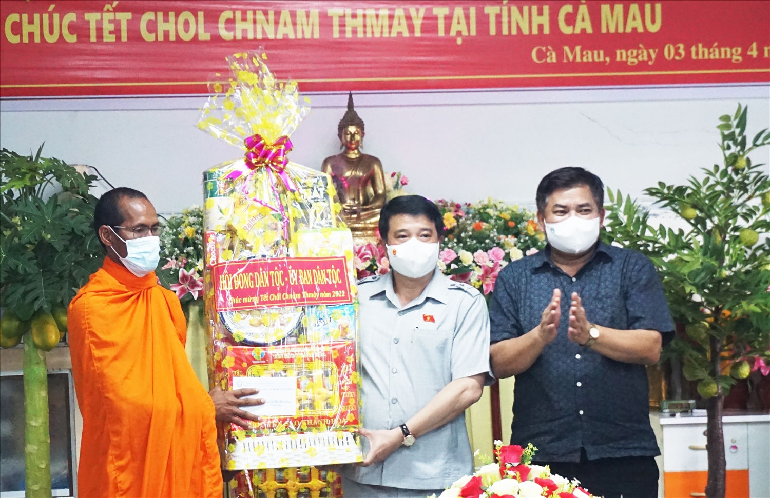 Chủ tịch HĐDT của Quốc hội Y Thanh Hà Niê Kđăm và Thứ trưởng, Phó Chủ nhiệm UBDT Y Thông (áo đen) trao quà mừng năm mới đến Hội Đoàn kết sư sãi yêu nước tỉnh Cà Mau
