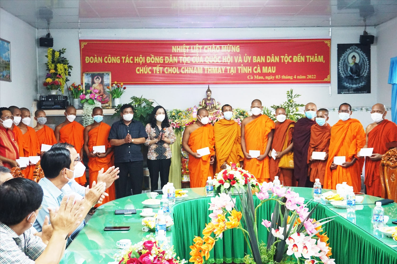 Thứ trưởng, Phó Chủ nhiệm UBDT Y Thông và Phó Chủ tịch HĐDT của Quốc hội Trần Hoa Ry tặng quà đến các vị trong Hội Đoàn kết sư sãi yêu nước tỉnh và Ban Quản trị chùa Monirangsa 