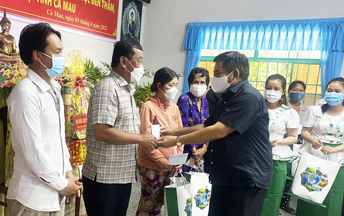 Thứ trưởng, Phó Chủ nhiệm UBDT Y Thông ân cần thăm hỏi và gửi quà mừng năm mới đến Người có uy tín trong đồng bào dân tộc Khmer tại chùa Monirangsa 