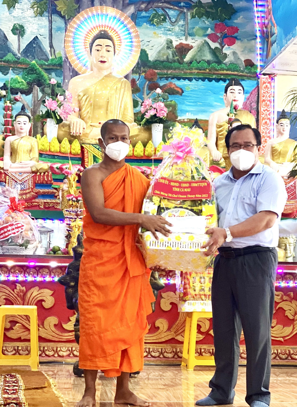 Phó Chủ tịch UBND tỉnh Cà Mau Nguyễn Minh Luân thay mặt lãnh đạo UBND tỉnh đã trao đến Ban Quản trị chùa Rạch Giồng phần quà mừng năm mới