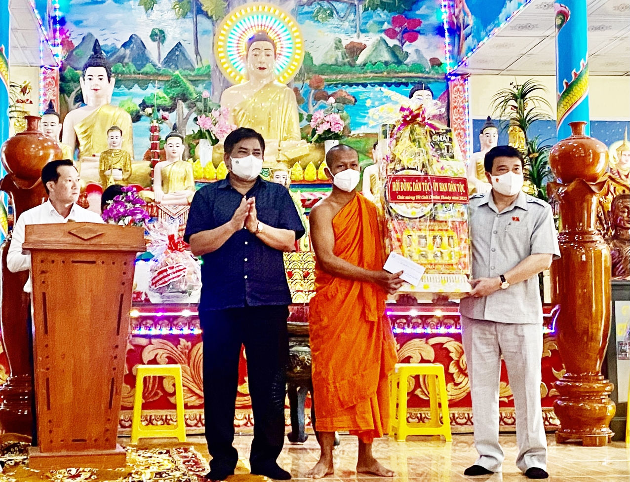 Chủ tịch HĐDT của Quốc hội Y Thanh Hà Niê Kđăm và Thứ trưởng, Phó Chủ nhiệm UBDT Y Thông (áo đen) Trao quà mừng năm mới đến Đại đức Hữu Nhiểu - Trụ trì chùa Rạch Giồng