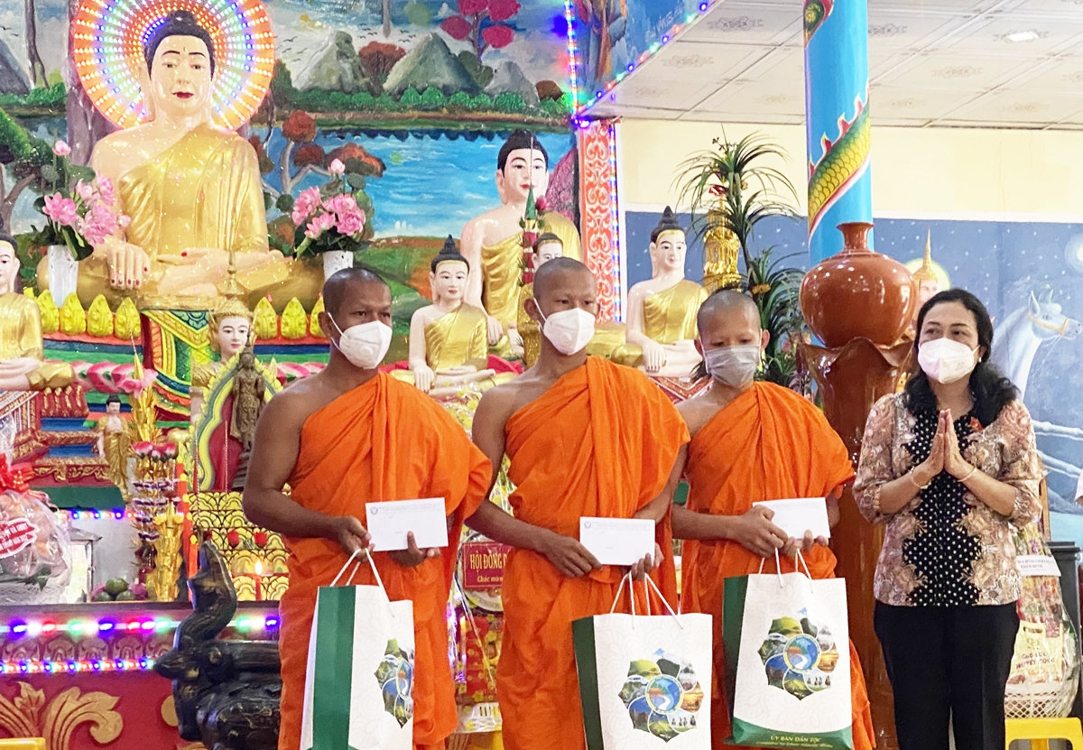 Phó Chủ tịch HĐDT của Quốc hội Trần thị Hoa Ry trao quà đến Ban Quản trị Chùa Rạch Giồng