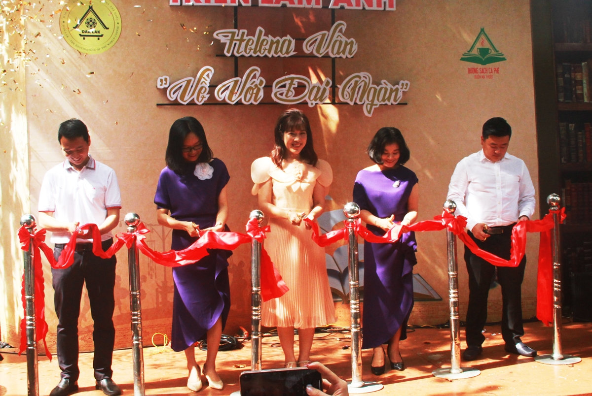 Tác giả và Ban Tổ chức cắt băng khai mạc triển lãm ảnh