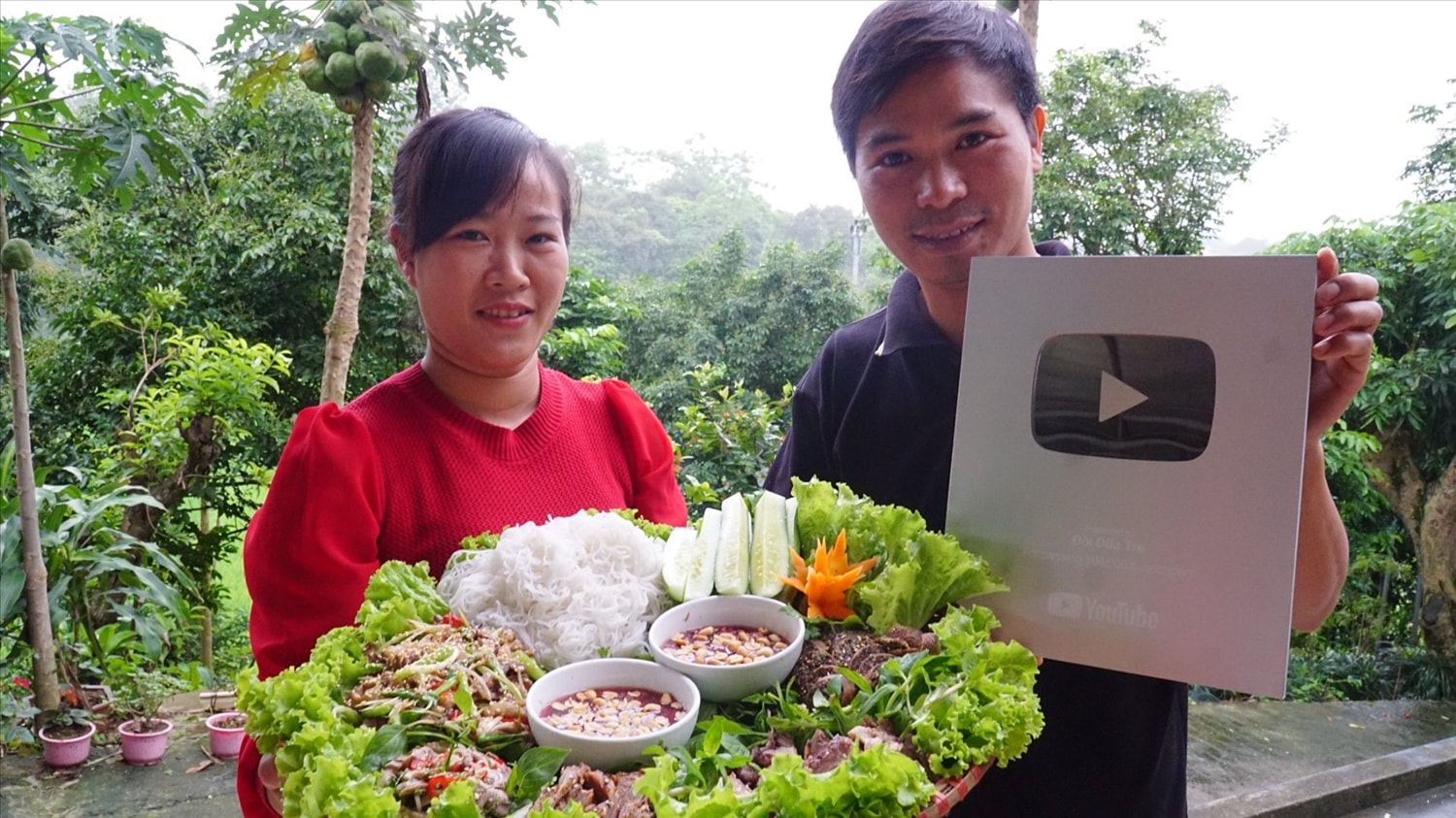 Chỉ sau 6 tháng, chủ nhân của kênh “Đôi đũa tre” đã được Youtube trao nút Bạc. 