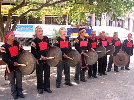 Đội chiêng buôn Wiâo, thị trấn Krông Năng, tỉnh Đắk Lắk luyện chiêng Đội chiêng buôn Wiâo, thị trấn Krông Năng, tỉnh Đắk Lắk luyện chiêng