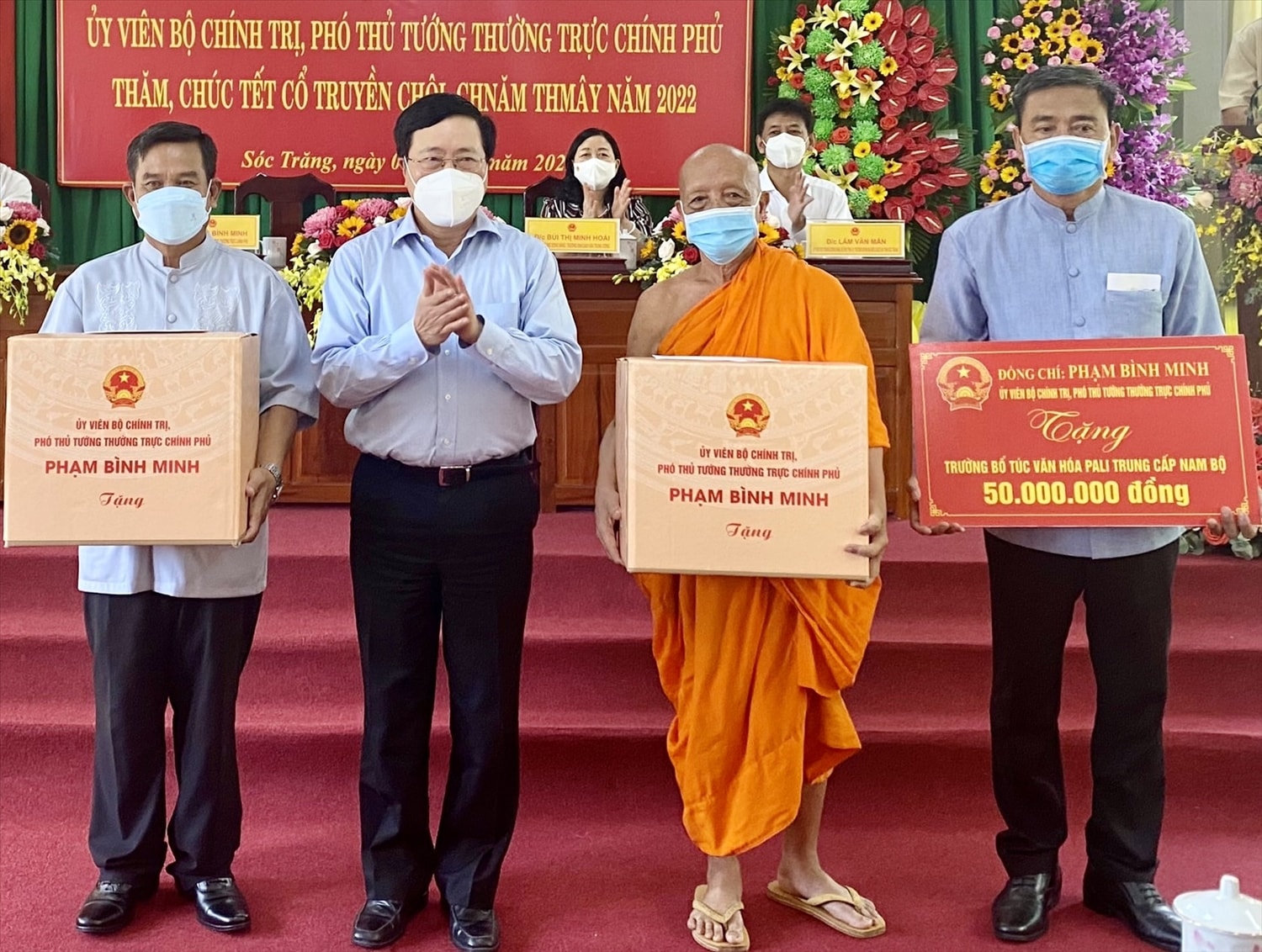 Phó Thủ tướng Thường trực Chính phủ Phạm Bình Minh tặng quà cho 2 tập thể và 50 triệu đồng cho Quỹ Khuyến học của Trường Bổ túc văn hóa Pali Trung cấp Nam bộ