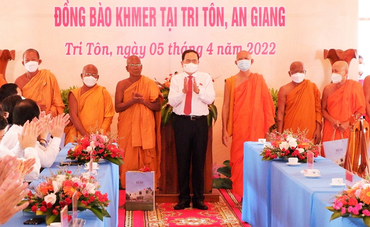 Phó Chủ tịch Thường trực Quốc hội Trần Thanh Mẫn trao quà mừng năm mới đến Ban Quản trị chùa 