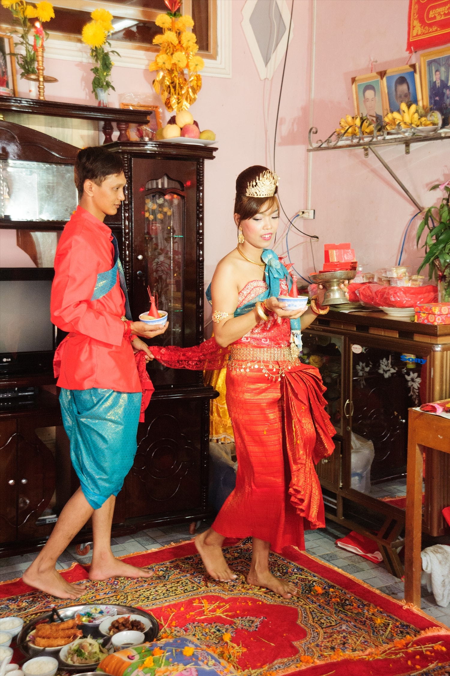 Chú rể nắm vạt áo cô dâu để vào phòng hôn lễ