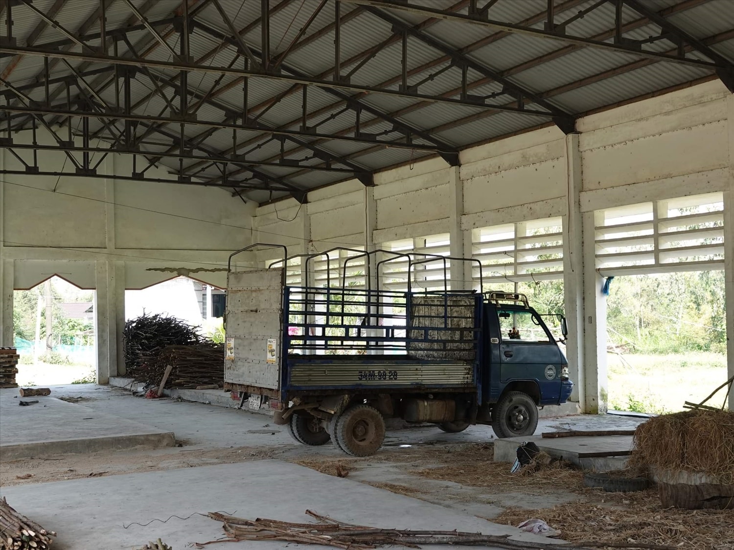 Một số khu chợ bỏ hoang, trở thành nơi đậu xe, làm nhà kho chứa rơm rạ