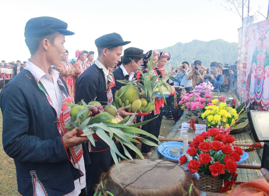 Trình diễn nghi lễ cúng Bàn Vương của người Dao đỏ xã Hồ Thầu. Trình diễn nghi lễ cúng Bàn Vương của người Dao đỏ xã Hồ Thầu.