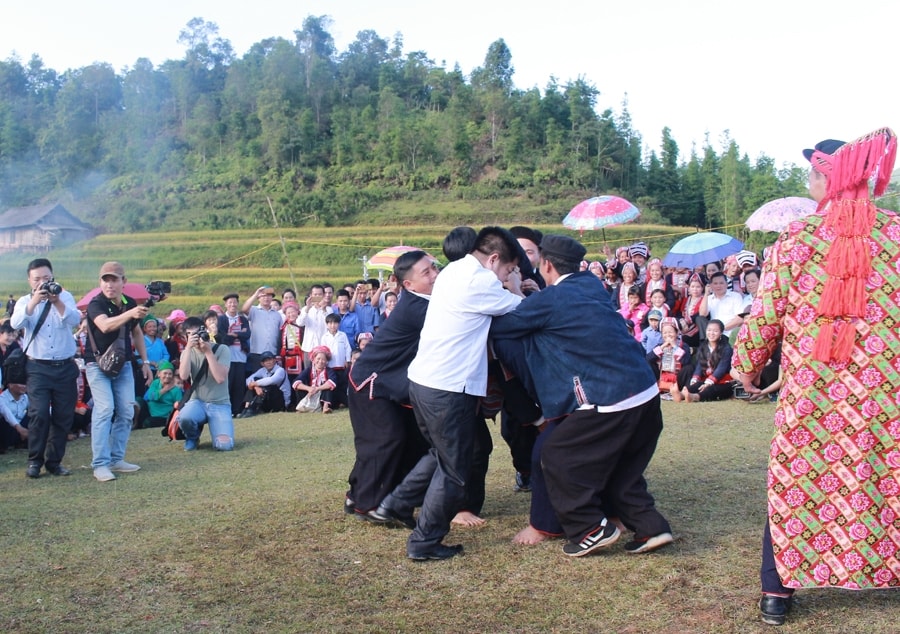 Người dân và du khách tham gia trò chơi vật chày. Người dân và du khách tham gia trò chơi vật chày.