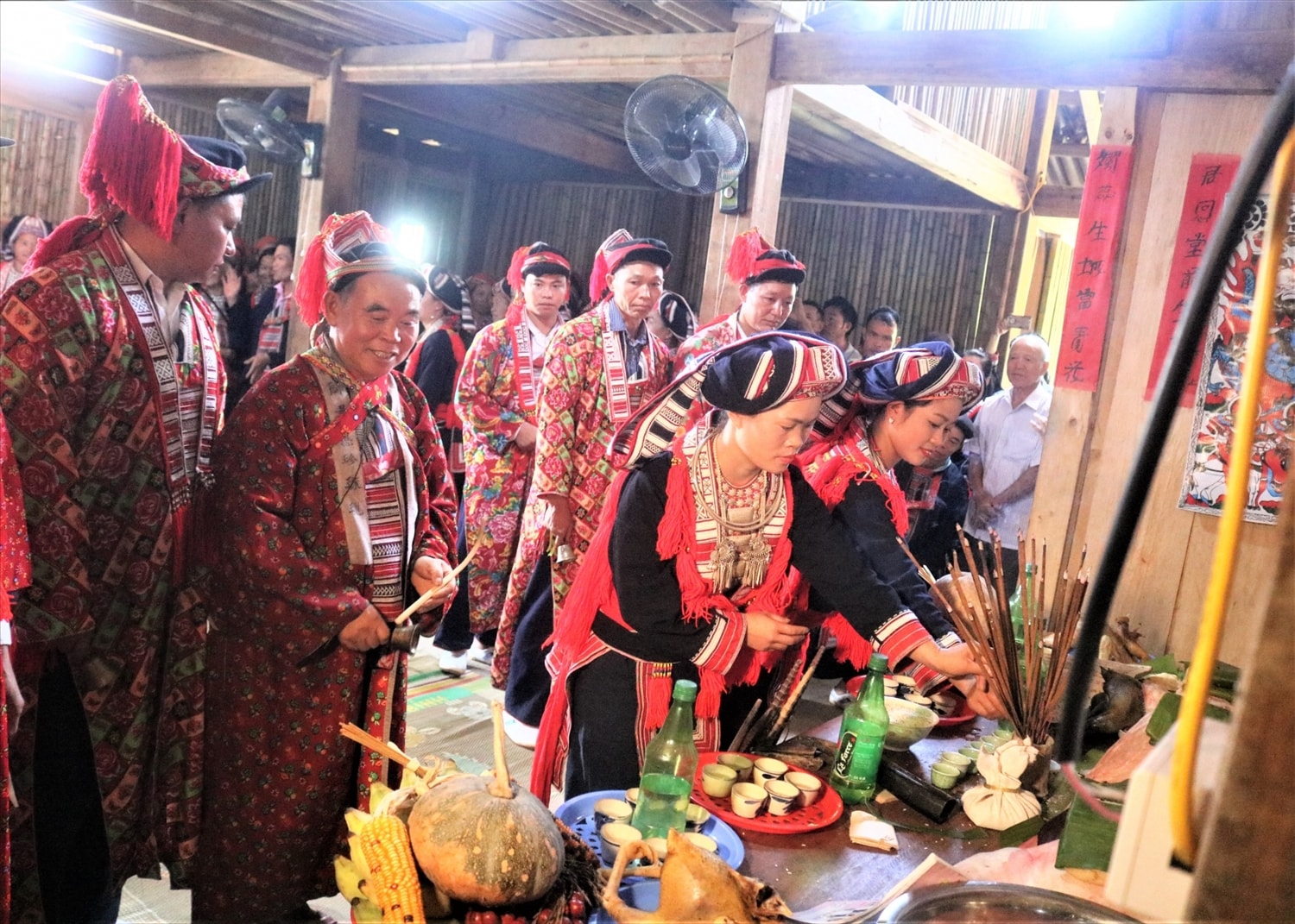 Dâng hương tại lễ cúng Bàn Vương của người Dao đỏ xã Hồ Thầu (Hoàng Su Phì) Dâng hương tại lễ cúng Bàn Vương của người Dao đỏ xã Hồ Thầu (Hoàng Su Phì)