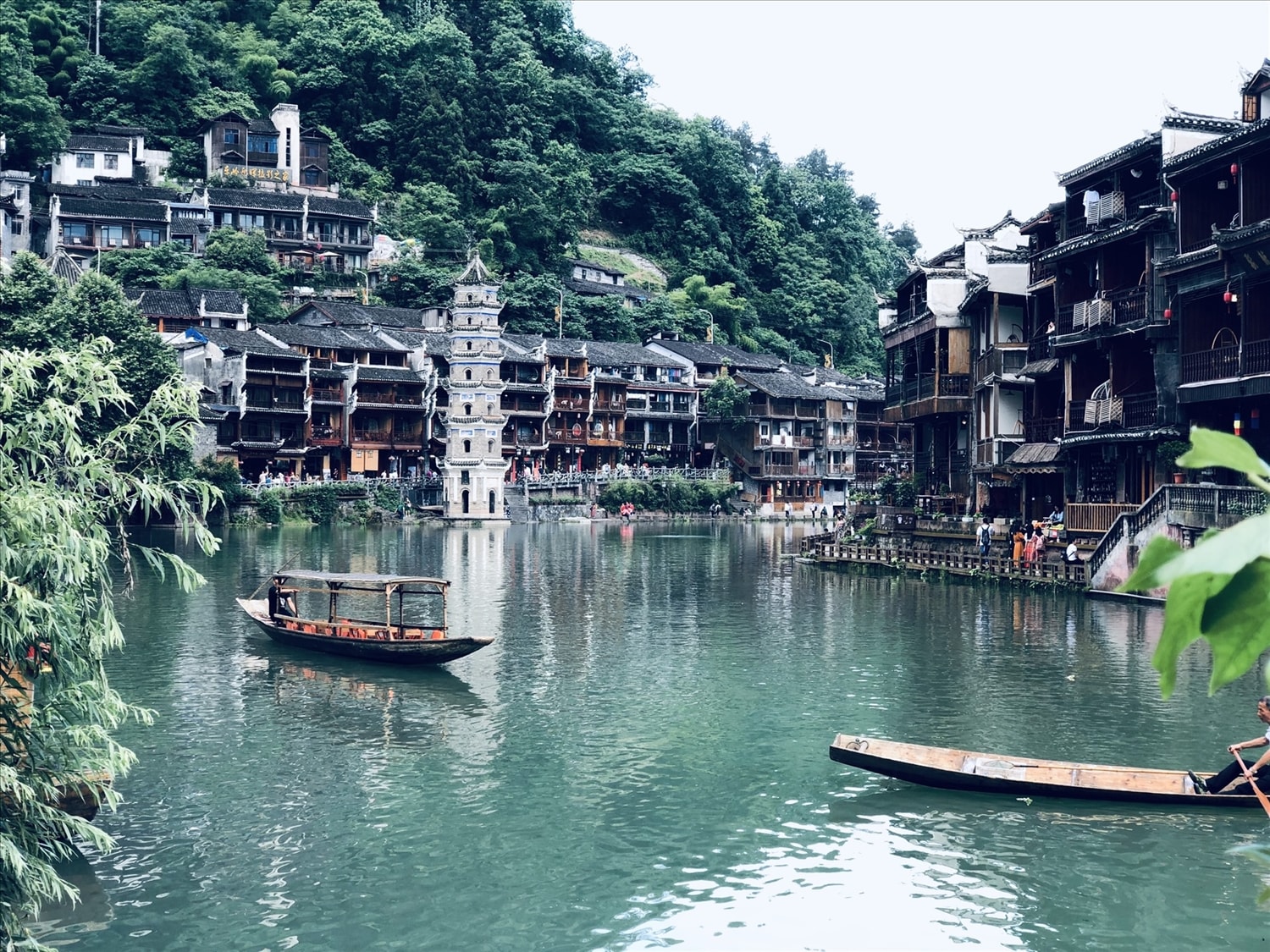 Những ngôi nhà cổ kính nằm dọc bờ sông mang đậm nét đặc trưng kiến trúc của dân tộc Thổ Gia. Nhìn từ xa, những ngôi nhà như đang trôi trên dòng sông Đà Giang. Ảnh: Thiên Bình