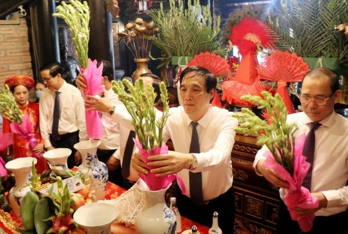 Lãnh đạo tỉnh Phú Thọ dâng hoa tưởng niệm Tổ Mẫu Âu Cơ