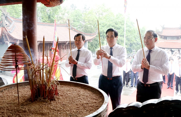 Bí thư Tỉnh ủy Bùi Minh Châu (giữa) thành kính tri ân công đức Đức Quốc Tổ Lạc Long Quân
