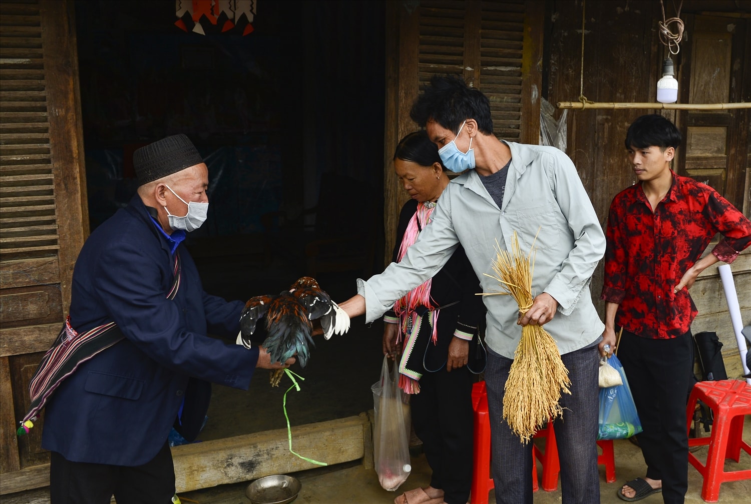 Lễ cúng bản thường diễn ra vào đầu tháng 3 âm lịch, tuỳ thộc vào việc chọn ngày tế lễ do thầy mo, nhưng không quá ngày rằm. 