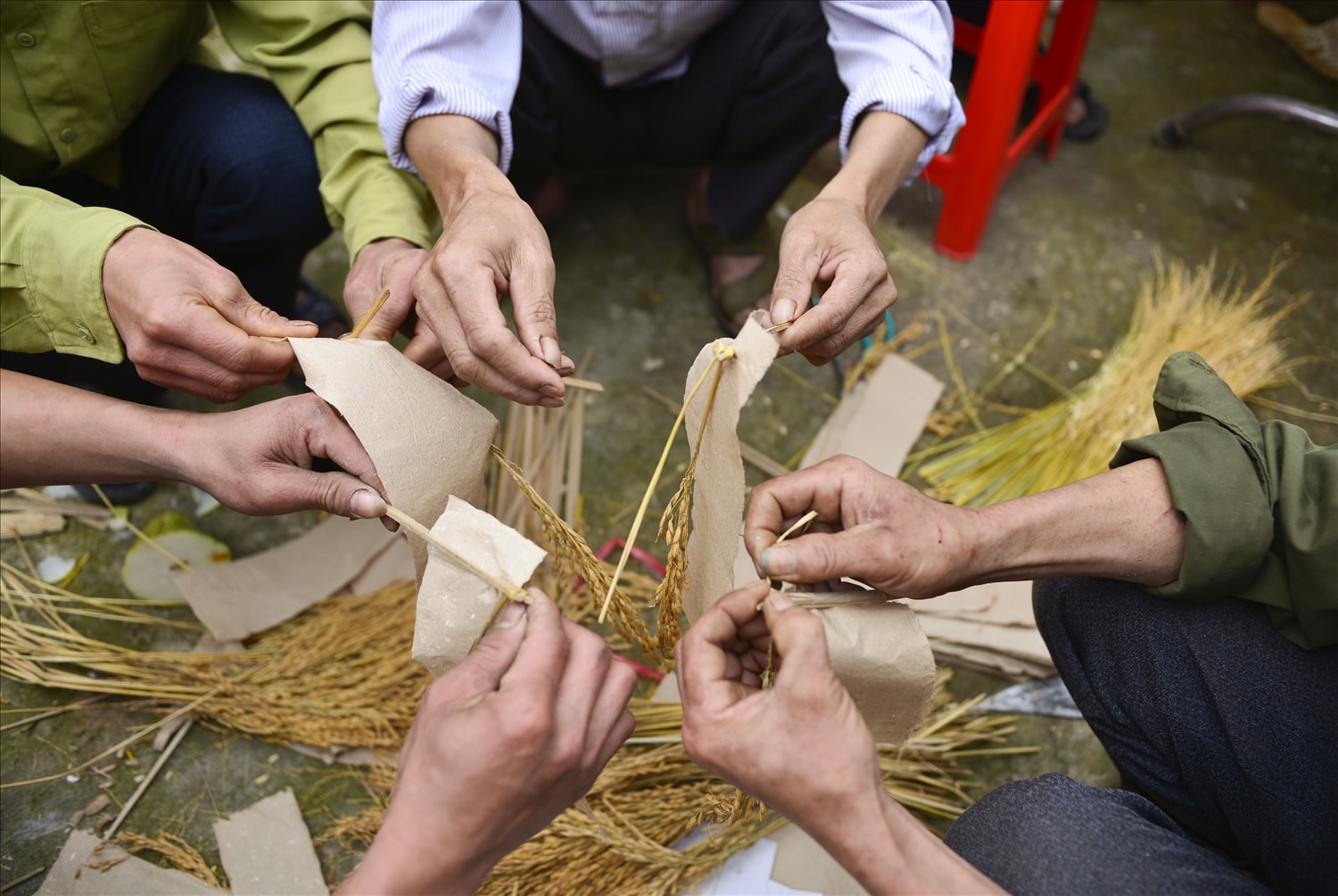 Cờ được làm bằng giấy bản kèm theo bông lúa, sau khi cúng bản xong sẽ chia cho mỗi hộ trong bản cắm vào mái nhà để xua đuổi điều xui và cầu mong một năm mùa màng bội thu.
