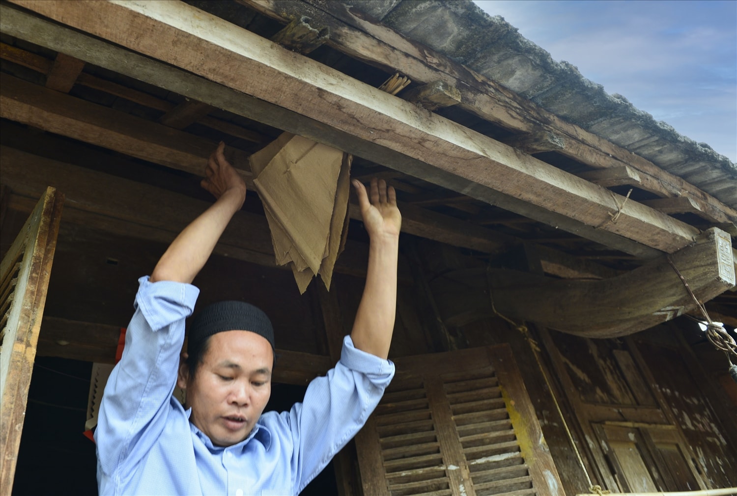 Khi cờ được gắn bông lúa xong sẽ được cài lên hiên nhà trước cửa ra vào