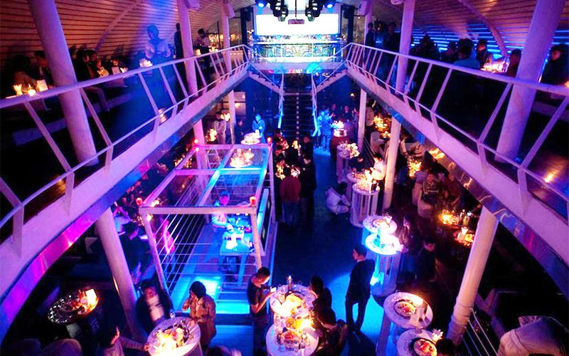SỰ SÔI ĐỘNG NÁO NHIỆT ĐẶC TRƯNG CỦA MỘT QUÁN BAR CLUB VỀ ĐÊM TẠI THÀNH PHỐ