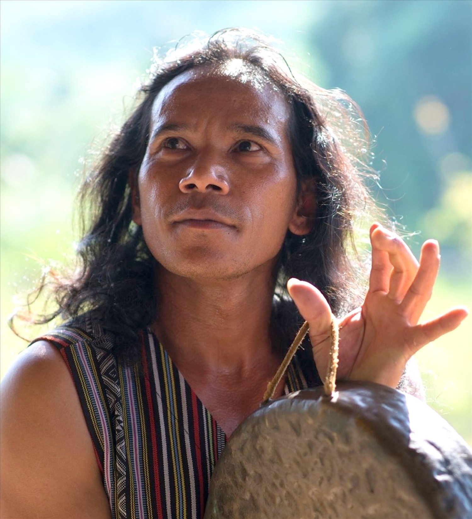 Anh Đinh Văn Sây bên chiếc chiêng ba