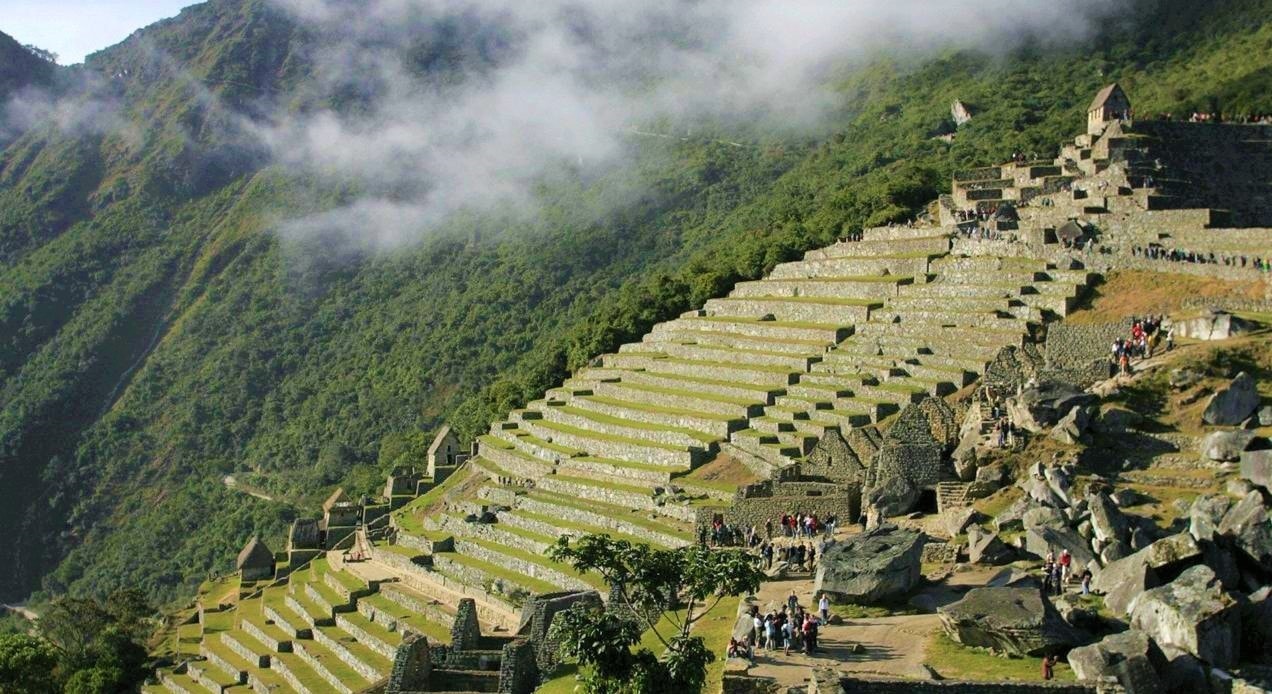 Những vách đá khối ốp quanh các ô đất để tạo thành ruộng bậc thang đẹp ngỡ ngàng.
