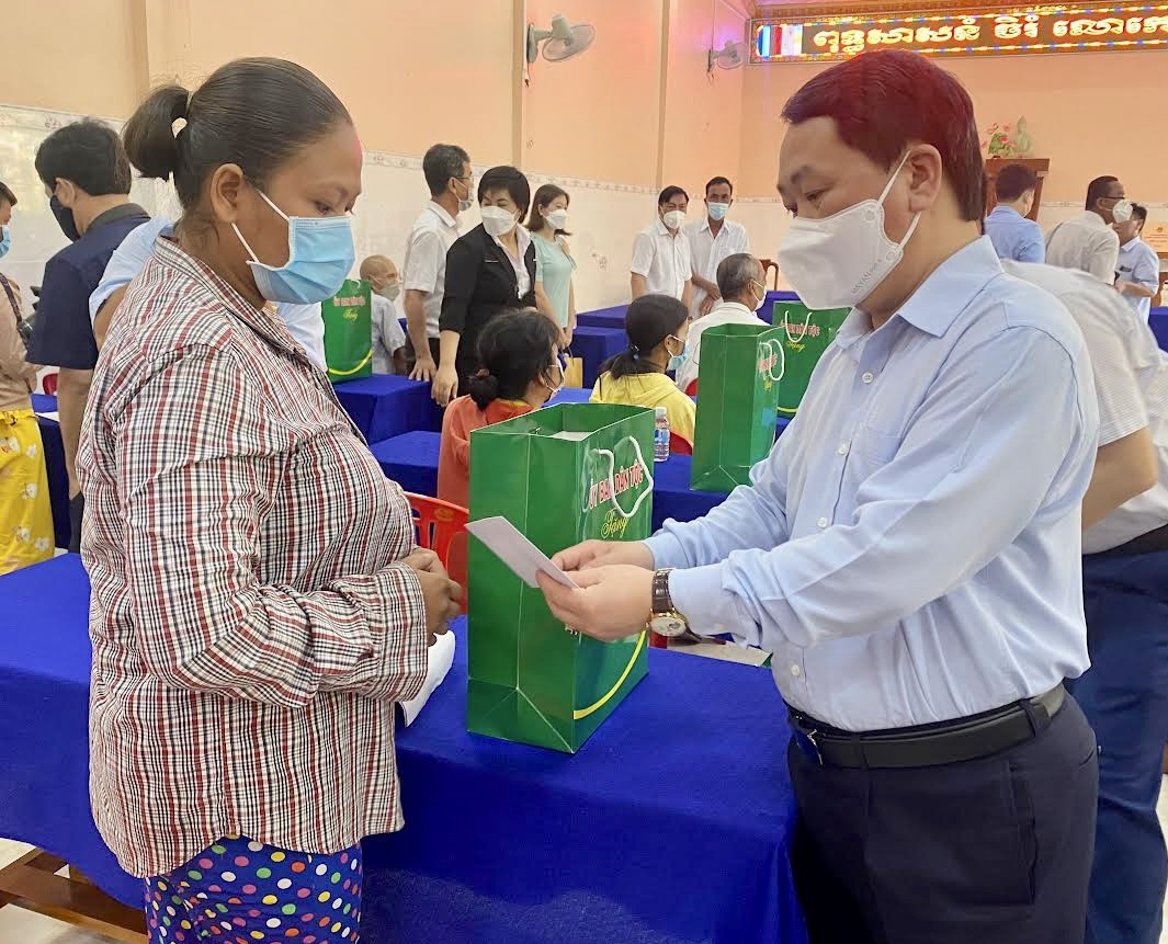 Bộ trưởng, Chủ nhiệm Ủy ban Dân tộc Hầu A Lềnh tặng quà gia đình chính sách, hộ nghèo tại chùa Chăm Pây Sô Phon, huyện Châu Thành