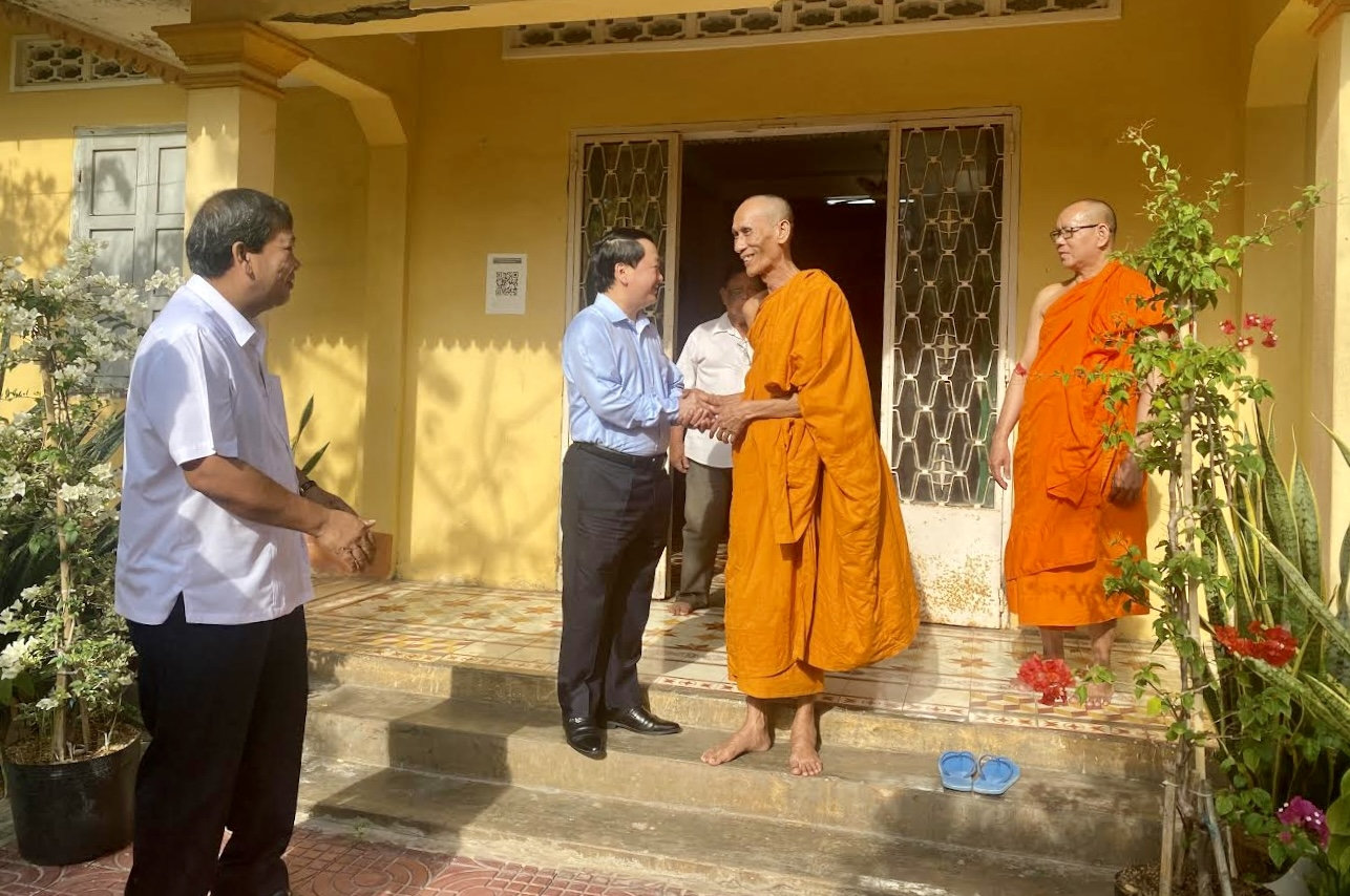 Bộ trưởng, Chủ nhiệm Ủy ban Dân tộc Hầu A Lềnh trò chuyện với Hòa thượng Thạch Oai, Ủy viên Hội đồng Trị sự Trung ương Giáo hội Phật giáo Việt Nam, Trưởng Ban Trị sự Giáo hội Phật giáo Việt Nam tỉnh, Phó Chủ tịch Thường trực Hội Đoàn kết sư sãi yêu nước tỉnh Trà Vinh