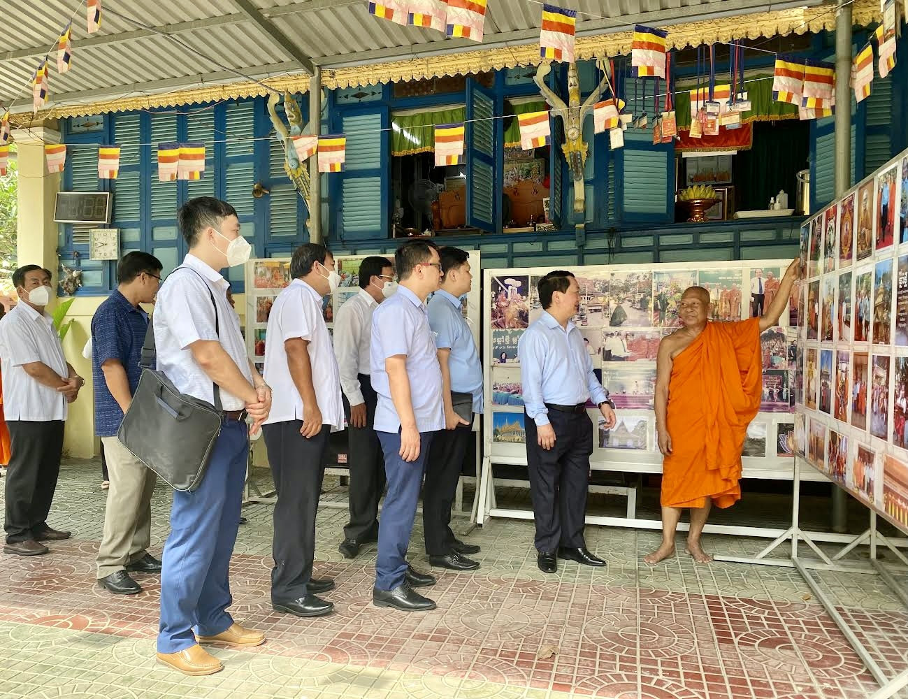 Bộ trưởng, Chủ nhiệm Ủy ban Dân tộc Hầu A Lềnh nghe Hòa thượng Thạch Sok Xane giới thiệu về hình ảnh các hoạt động của Chùa