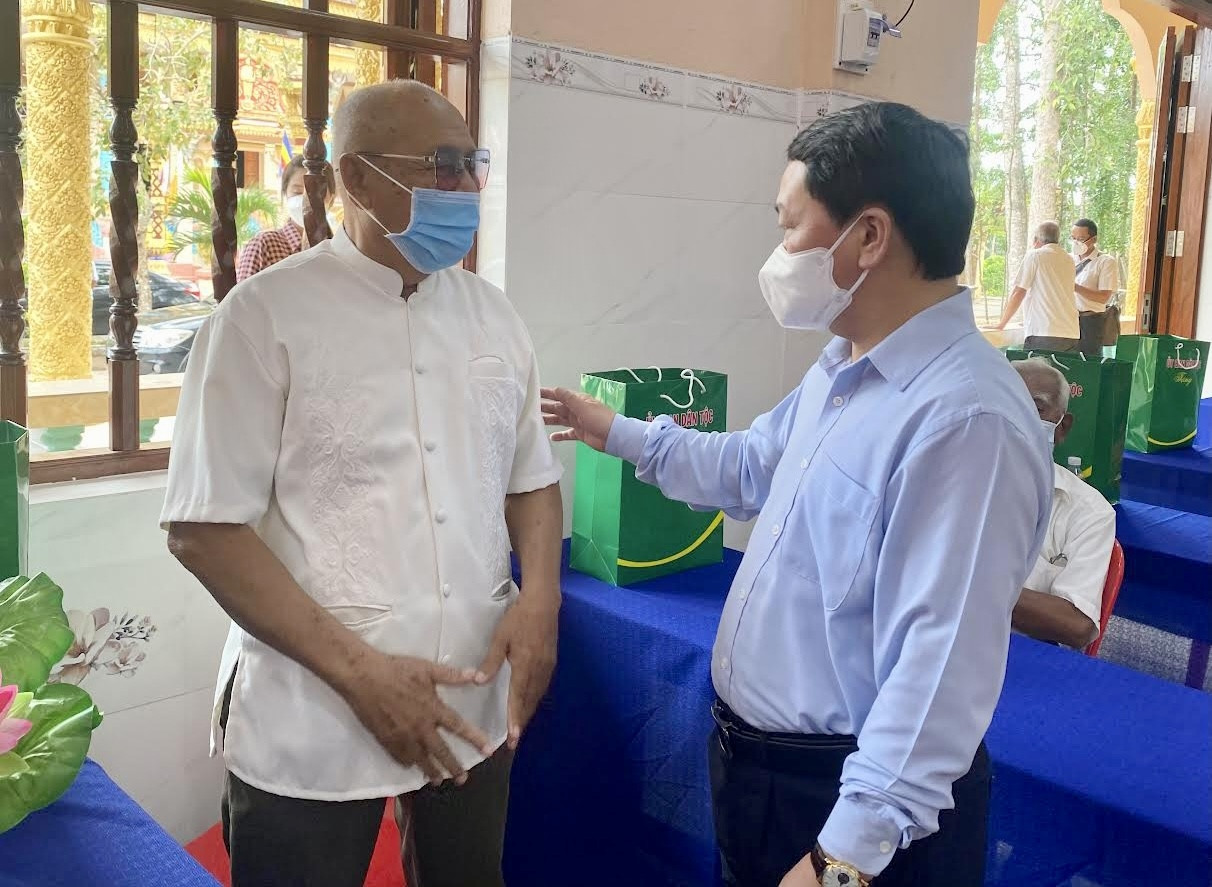 Bộ trưởng, Chủ nhiệm Ủy ban Dân tộc Hầu A Lềnh thăm hỏi, động viên Người có uy tín trong đồng bào dân tộc Khmer, tại huyện Châu Thành